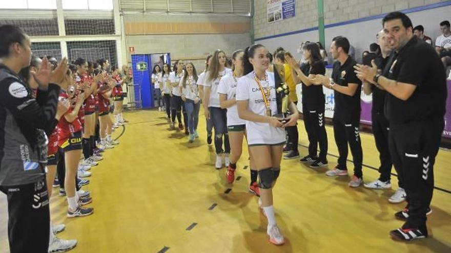 Pasillo de las jugadoras del Mustang a las campeonas de España juveniles.