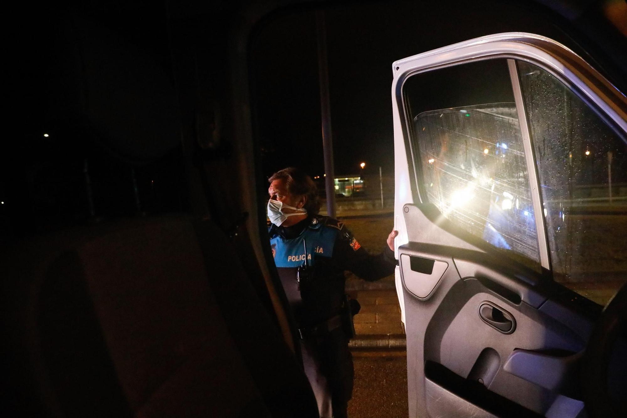 Patrullaje con la Policía Local de Avilés en la primera noche del estado de alarma