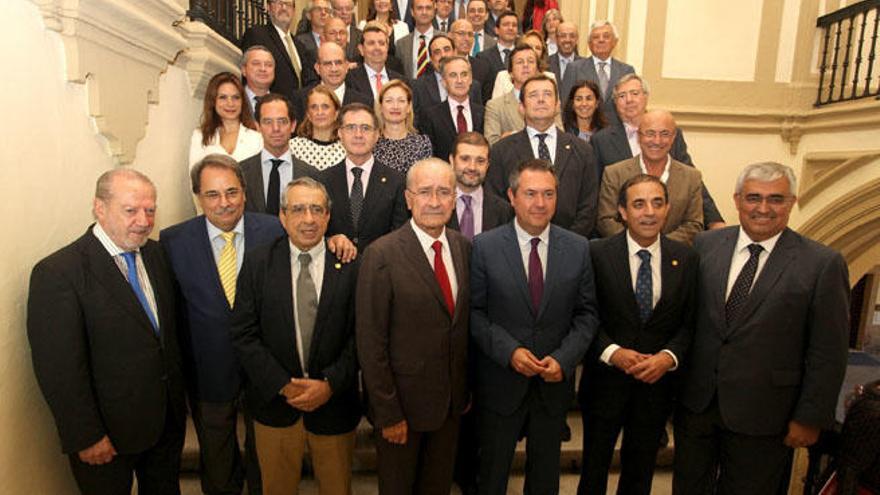 Foto de familia tras la firma del acuerdo, en el Rectorado de Sevilla.