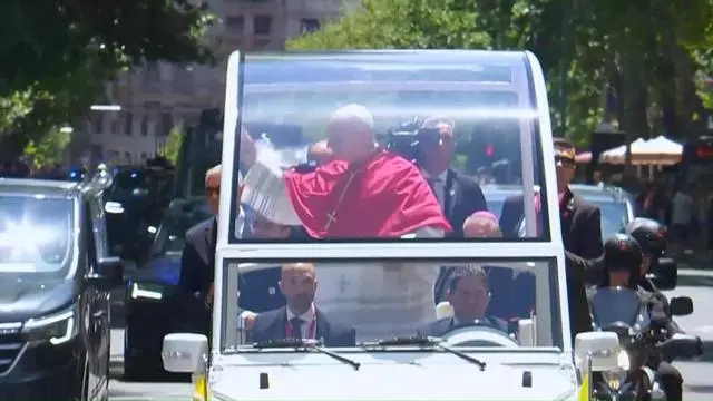 Lleó XIV pels carrers de Madrid amb el 'papamòbil'