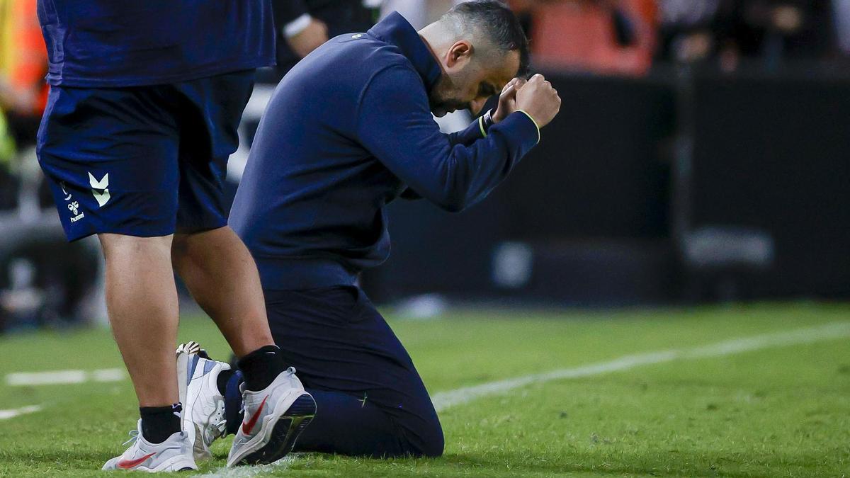 Diego Martínez festeja su victoria en Mestalla.