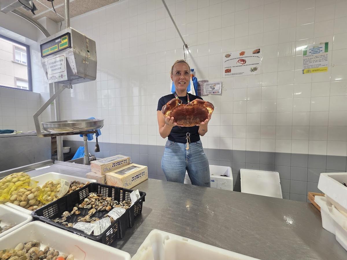 Tania Chao, de Mariscos Gallego, muestra un buey de casi 3 kilos en la plaza de abastos de Vilagarcía, esta mañana.