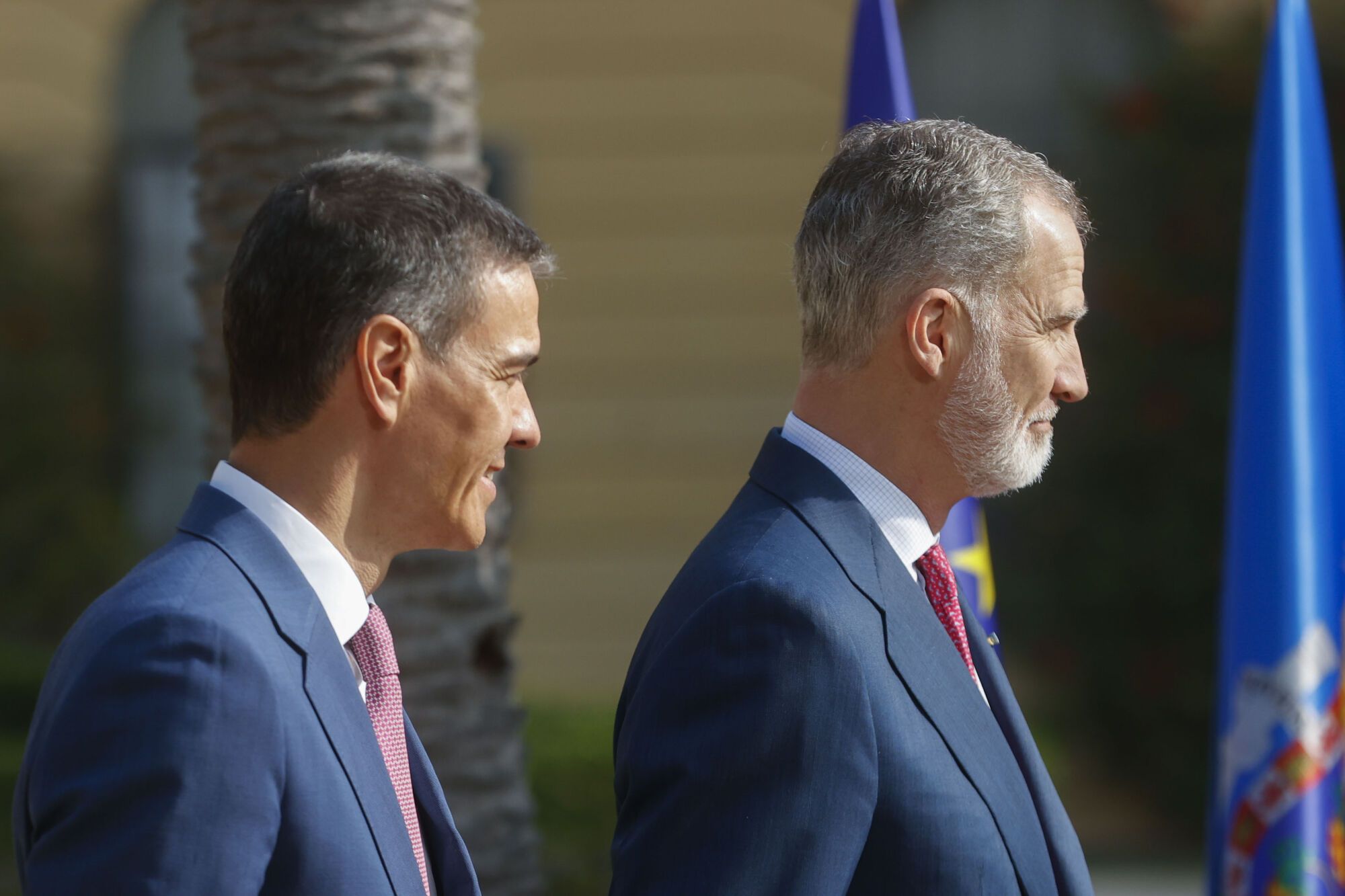 BARCELONA, 06/06/2025.- El presidente del Gobierno, Pedro Sánchez (i), el rey Felipe VI posan para la foto de familia junto a los presidentes autonómicos a su llegada a la XXVIII Conferencia de Presidentes que se celebra este viernes en el Palau de Pedralbes en Barcelona. EFE/ Quique García