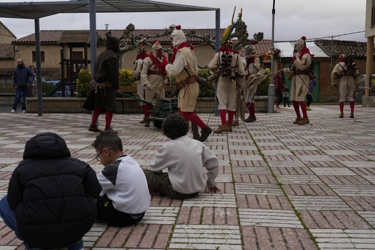 GALERÍA | La Vaquilla y los Cencerros reviven el antruejo más tradicional en Palacios del Pan