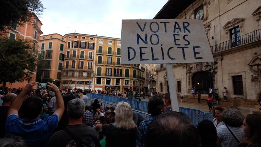 Manifestación en la plaza de Cort contra la &quot;represión&quot; policial en el referéndum de Cataluña