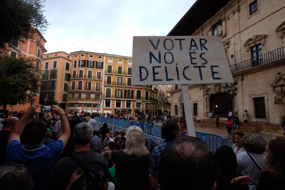 Manifestación en la plaza de Cort contra la "represión" policial en el referéndum de Cataluña