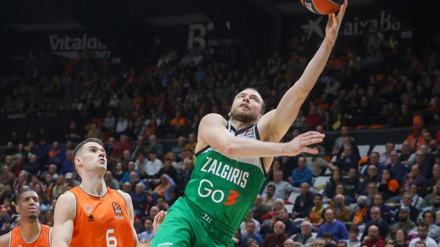 Keenan Evans asalta la Fonteta con más triples que todo el Valencia BC (79-84)