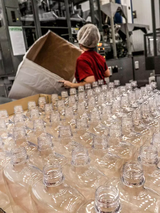 El impuesto sobre los envases plásticos amenaza con llevar a la quiebra a 350 empresas de la provincia de Alicante