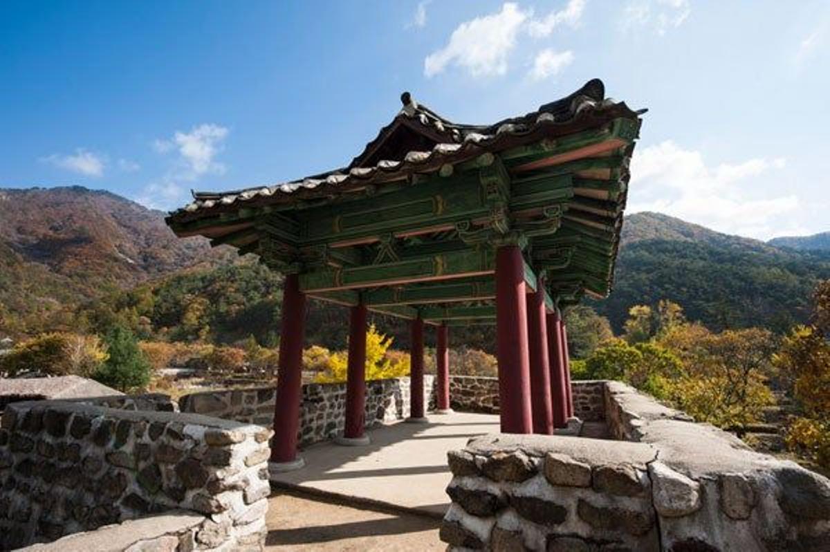 Puerta en el puerto Mungyeong Saejae, en Corea del Sur.