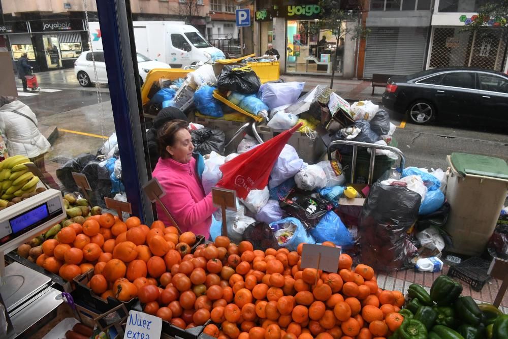 El servicio se ha reforzado esta mañana en la ronda de Nelle y el centro, donde se acumulan más residuos