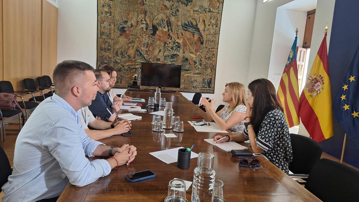 Encuentro entre la delegada del Gobierno, el Ayuntamiento de Llíria y la Agrupación de Familiares Víctimas del Franquismo-Fosas Comunes del Cementerio de Llíria.