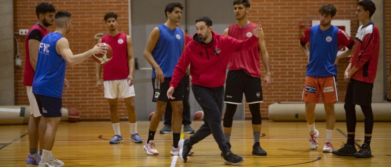 Crudeli dirige la sesión de entrenamiento de este miércoles.