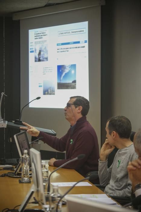 Alumnos y profesores se concentran en la Universidad de Alicante para pedir medidas contra la crisis climática