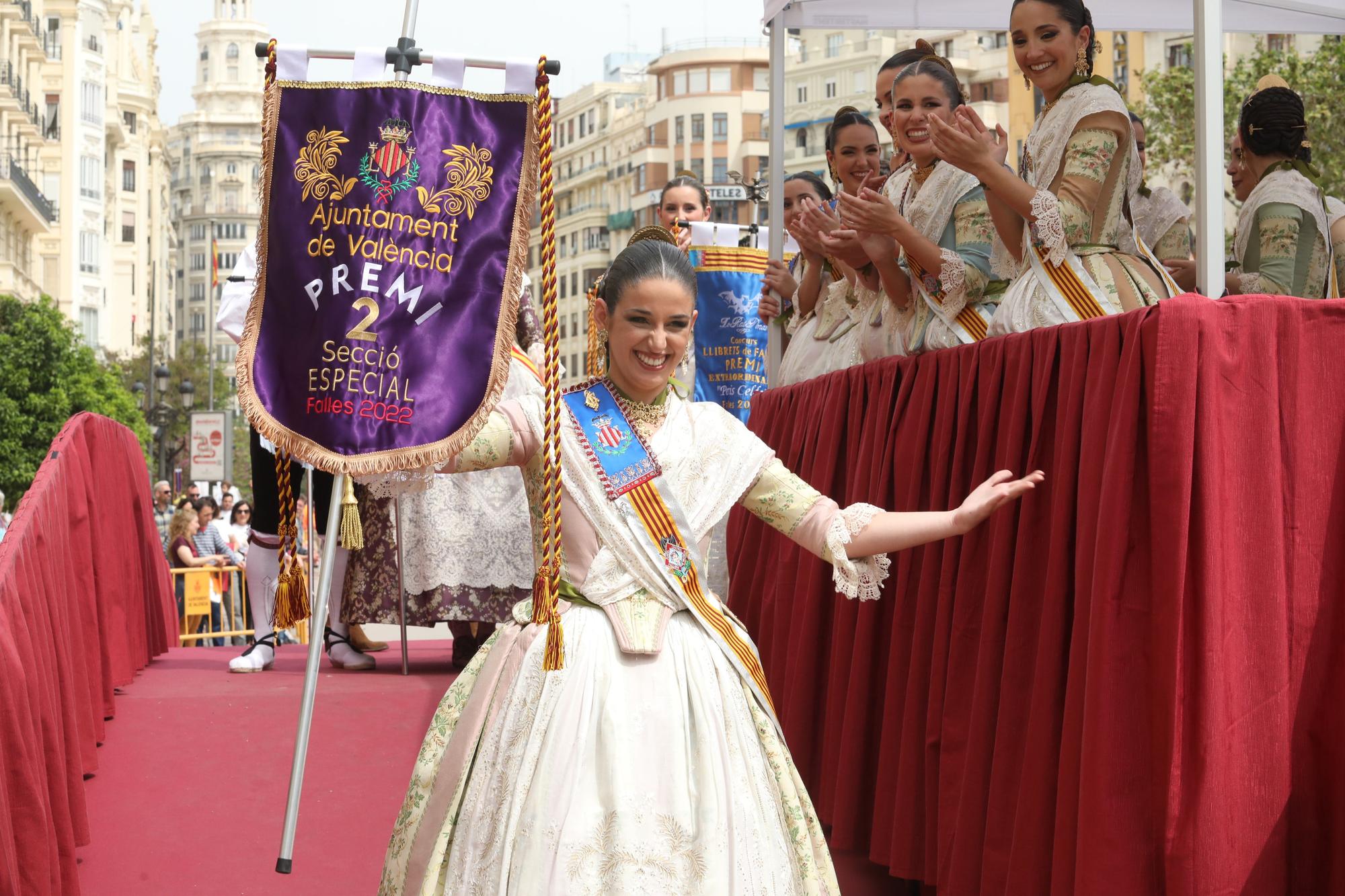 Carmen, la corte y falleras ilustres en la entrega de premios de las Fallas 2022