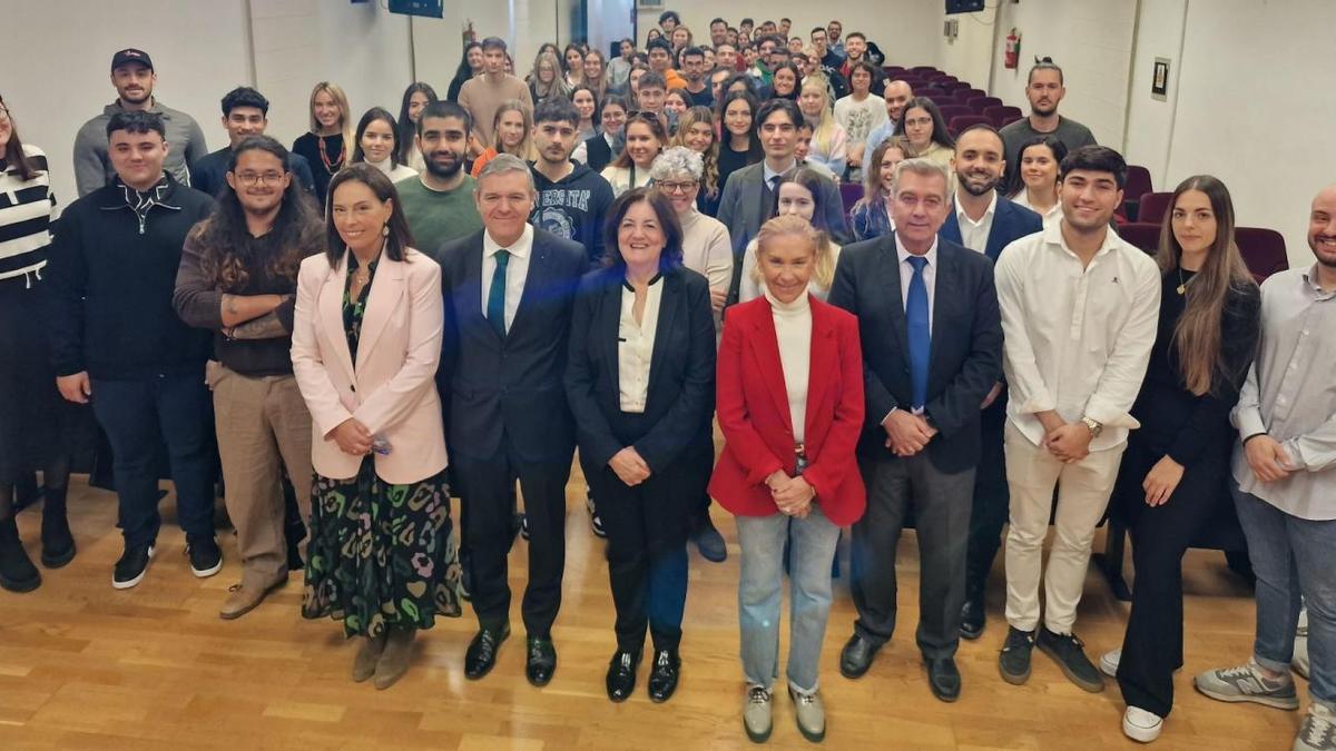 Foto de familia en el salón de actos antes de empezar la reunión