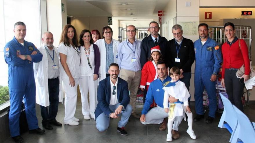 La Patrulla Águila reparte juguetes a los niños en el Hospital Los Arcos