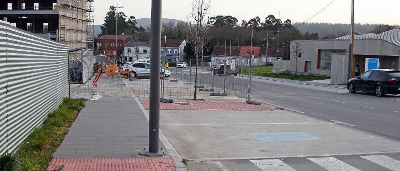 El Concello cedería la parcela entre la escuela infantil y la avenida da Torre, frente al centro de salud que se está construyendo en A Baiuca. // Bernabé/Juan Carlos Asorey