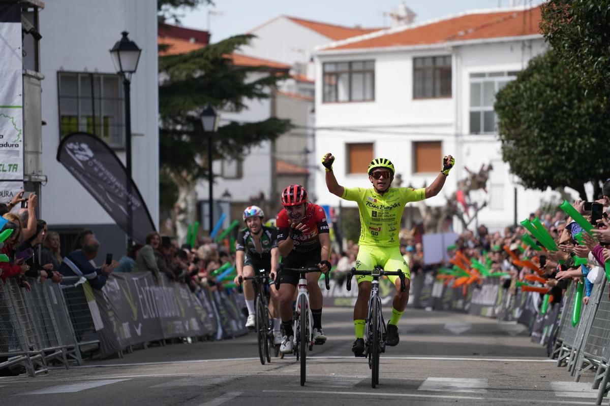 El colombiano Juan Pablo Sossa, del Vigo–Rías Baixas, cruza la meta en primera posición.