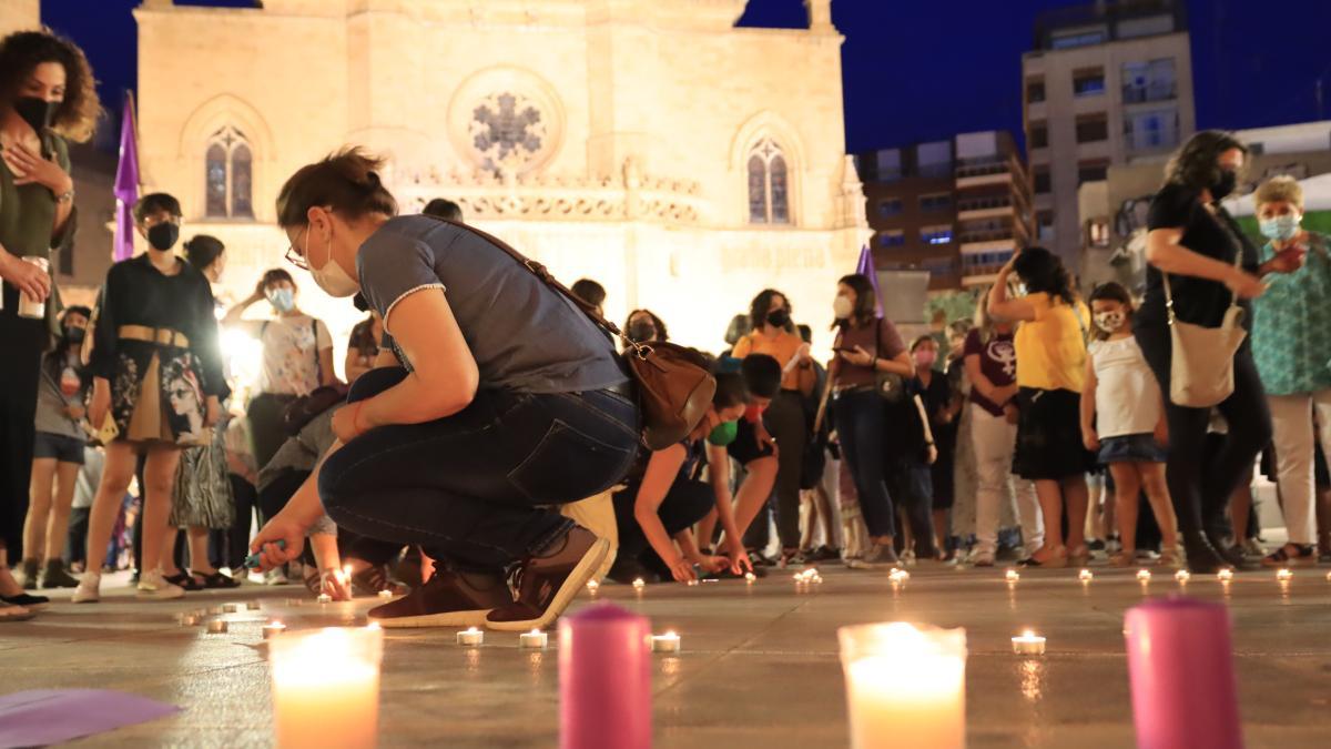 Mujeres colocan velas en la plaza Mayor de Castelló en recuerdo a las víctimas de la violencia machista.