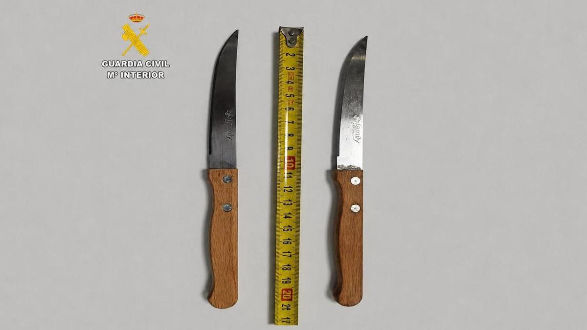 Los chuchillos incautados al detenido en Fisterra.