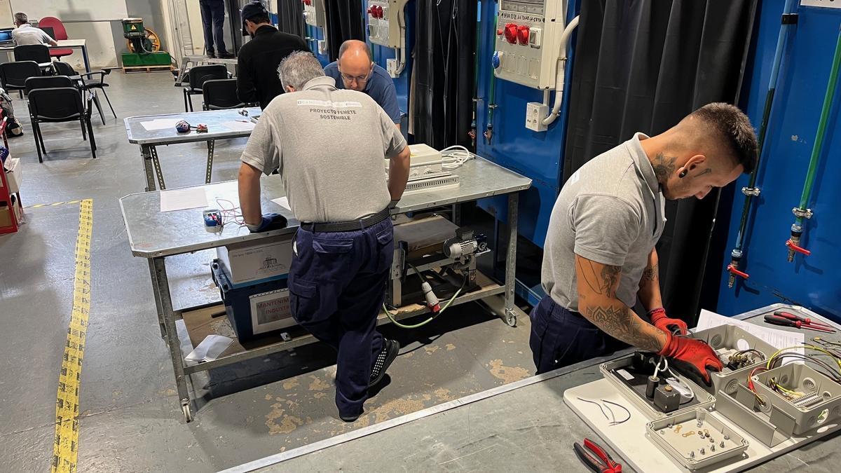 Imatge d'arxiu de treballadors en una indústria.