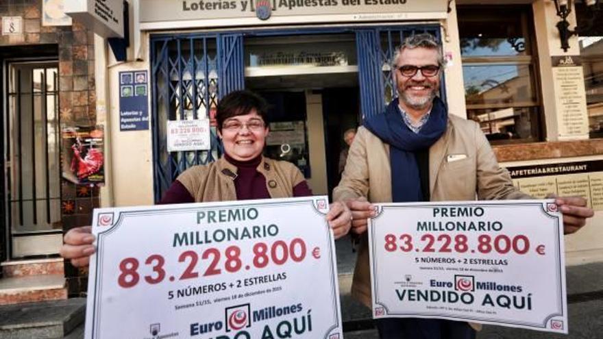 Sorpresa y celebración en l&#039;Alfàs junto a la administración que selló el Euromillón premiado