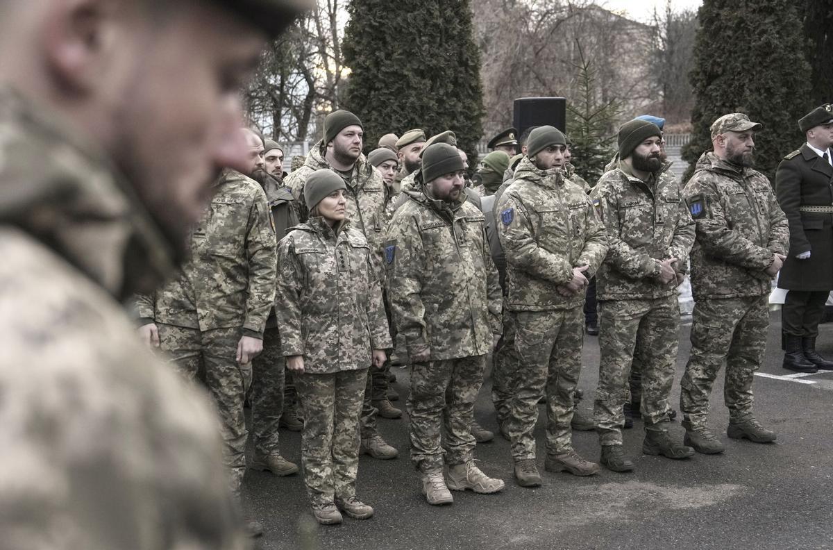 Militares musulmanes ucranianos se colocan en formación antes de una cena Iftar durante el mes sagrado del Ramadán en Kiev.