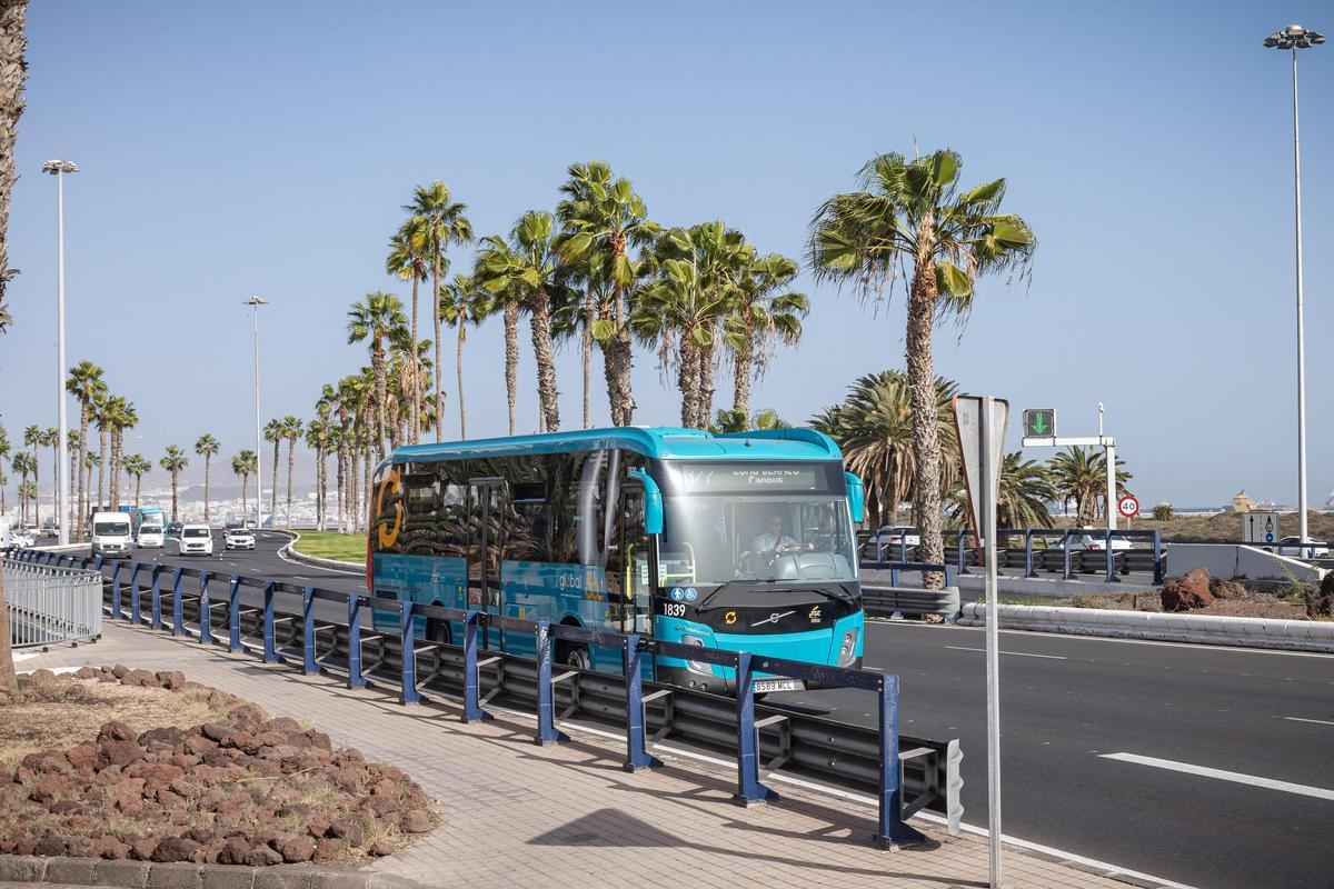 Una guagua de Global en la Isla.