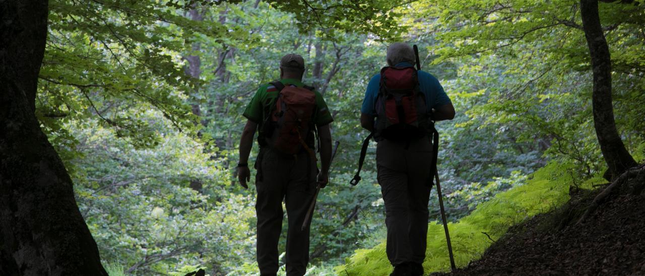 Dos senderistas en la ruta del Tabayón del Mongallu, en el entorno de Tarna.