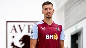 Lenglet posa con el Aston Villa, el club al que lo ha cedido el Barça.