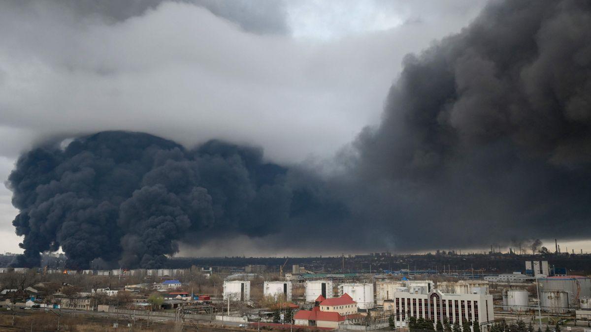 El fum s&#039;aixeca sobre la ciutat d&#039;Odessa després d&#039;un atac rus, l&#039;abril passat