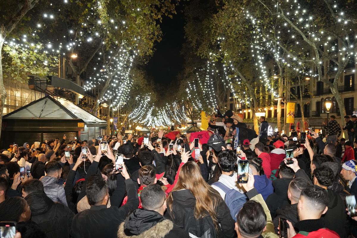 Fans of Morocco celebrate their victory following the FIFA World Cup 2022 round of 16 soccer match between Morocco and Spain, at Las Ramblas in Barcelona, northeastern Spain, 06 December 2022. EFE/ Alejandro Garcia