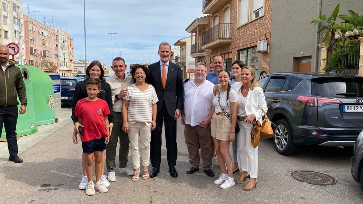 El Rey Felipe VI junto a miembros de la corporación municipal.