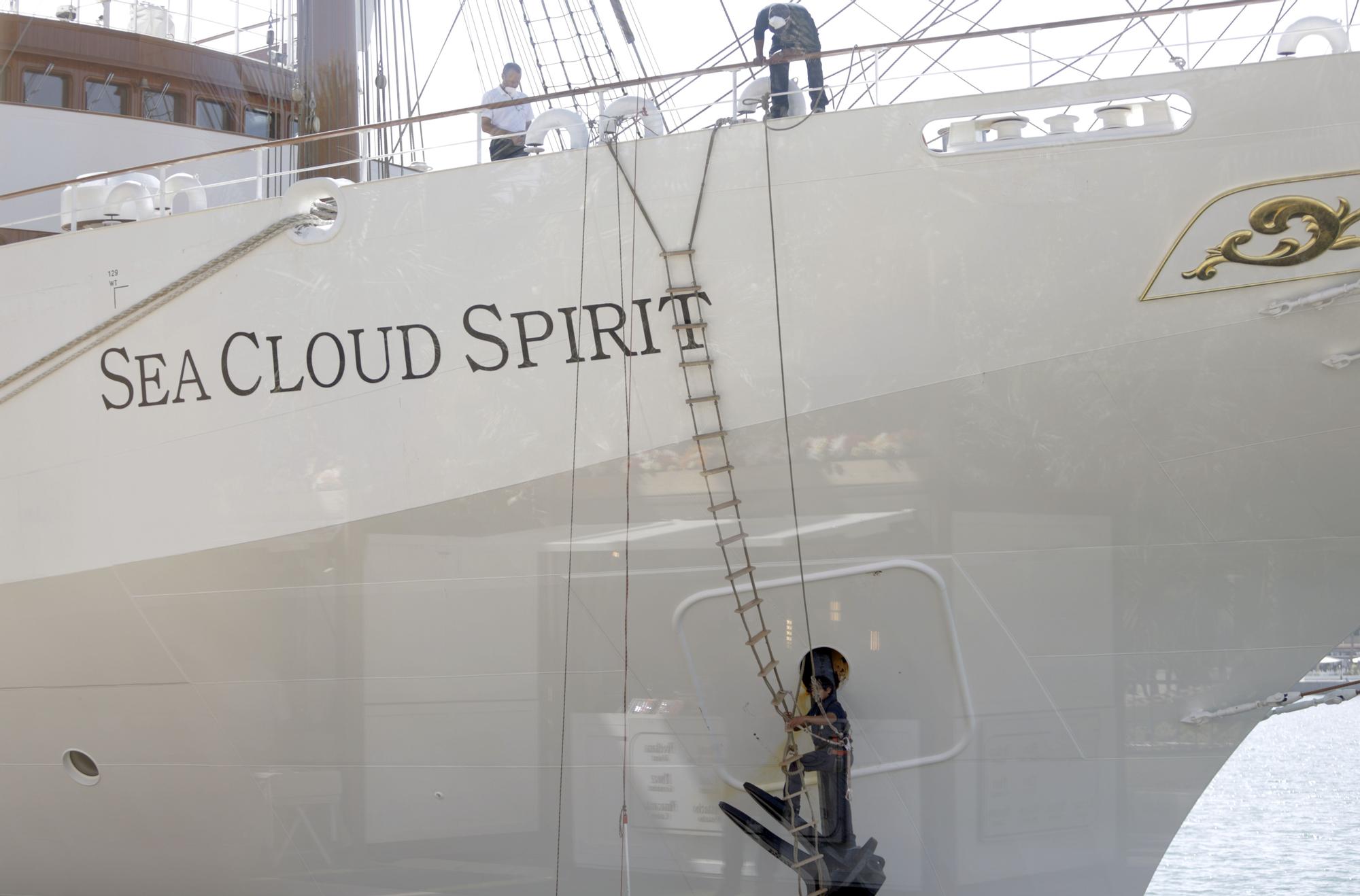 El lujoso 'Sea Cloud Spirit' atraca en el Palmeral del Puerto de Málaga