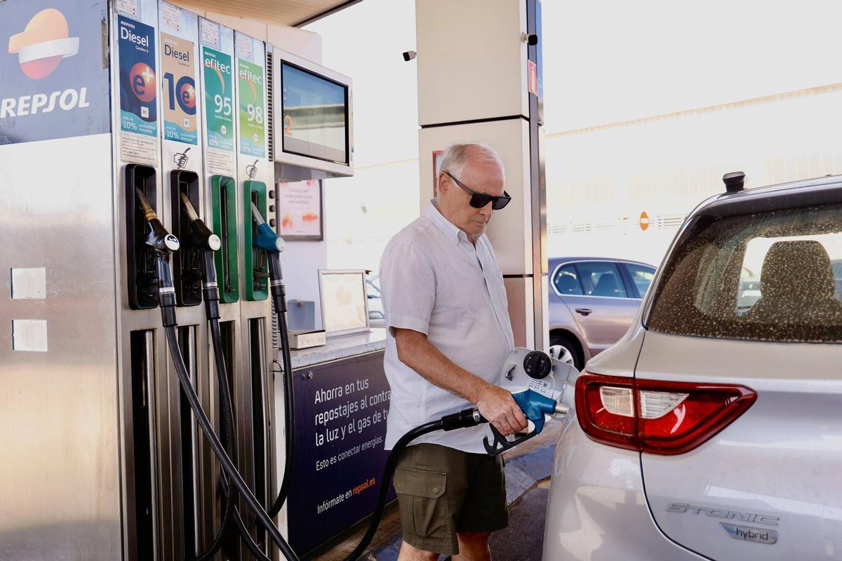 Un hombre reposta en una gasolinera de Córdoba.