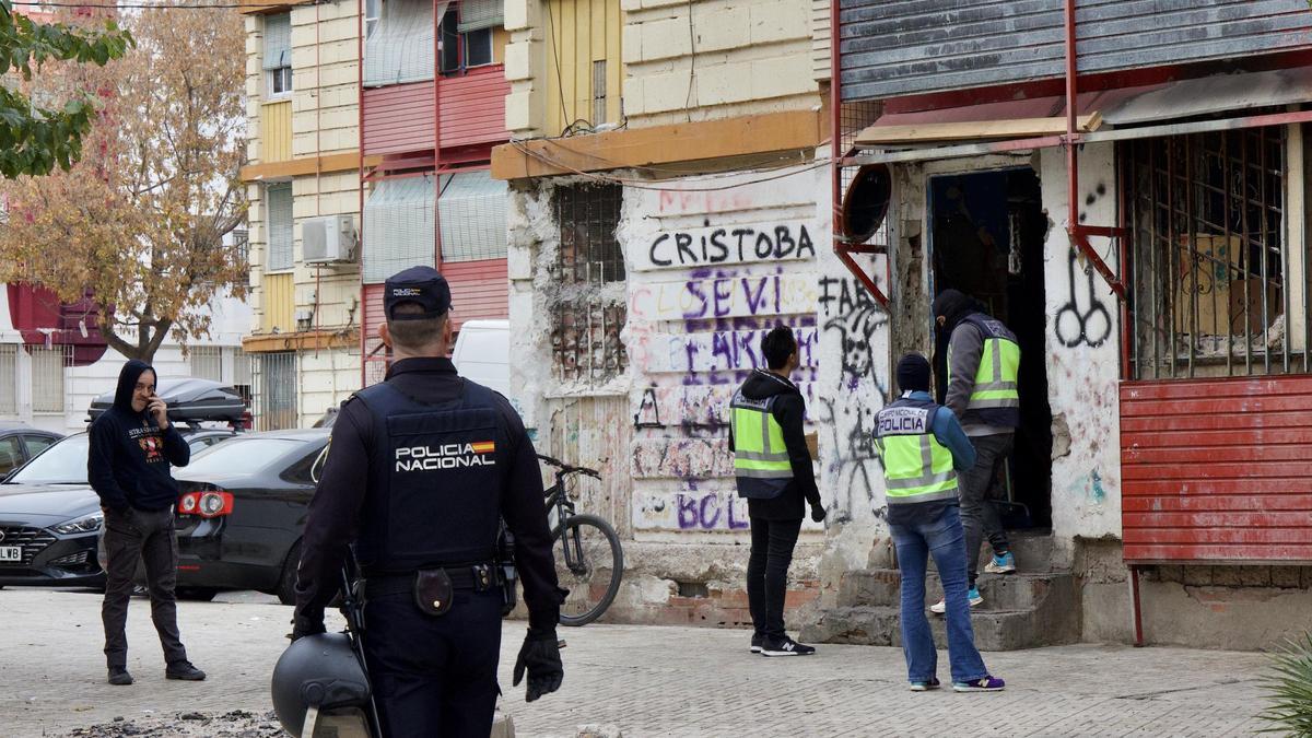 Agentes de la Policía Nacional, este lunes por la mañana en La Paz.