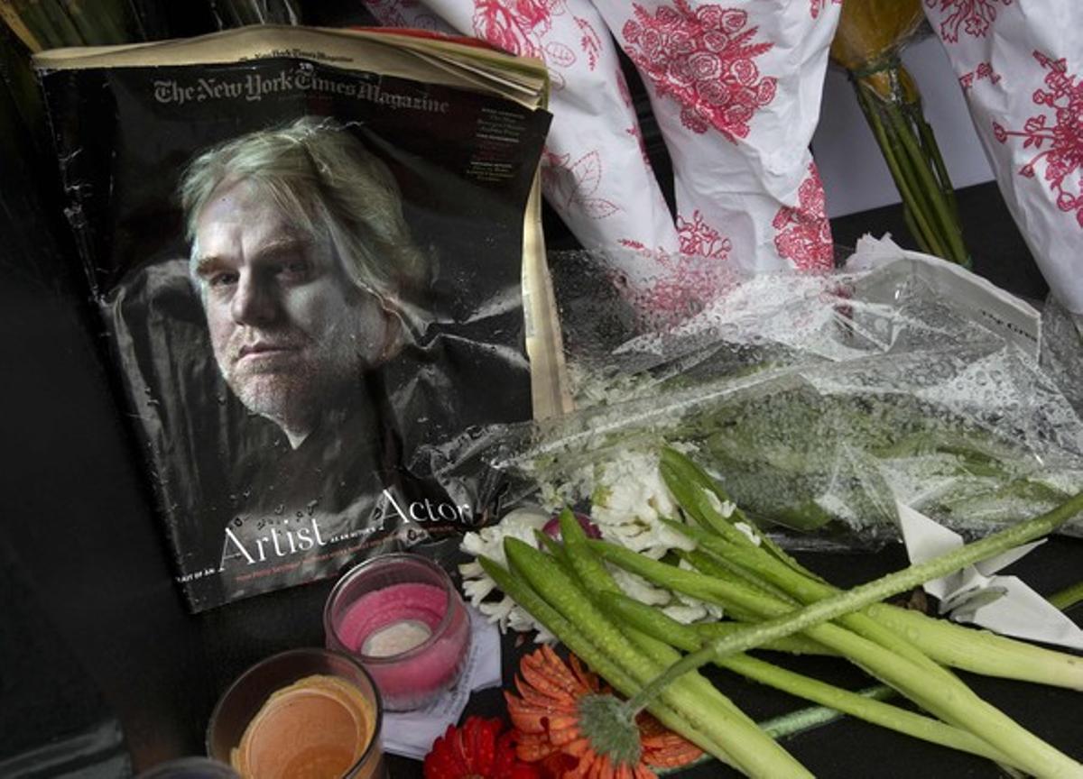 Una foto de Seymour Hoffman al costat d’unes flors, en un altar improvisat davant l’apartament on va morir, aquest dilluns a Nova York. Una foto de Seymour Hoffman al costat d’unes flors, en un altar improvisat davant l’apartament on va morir, aquest dilluns a Nova York.