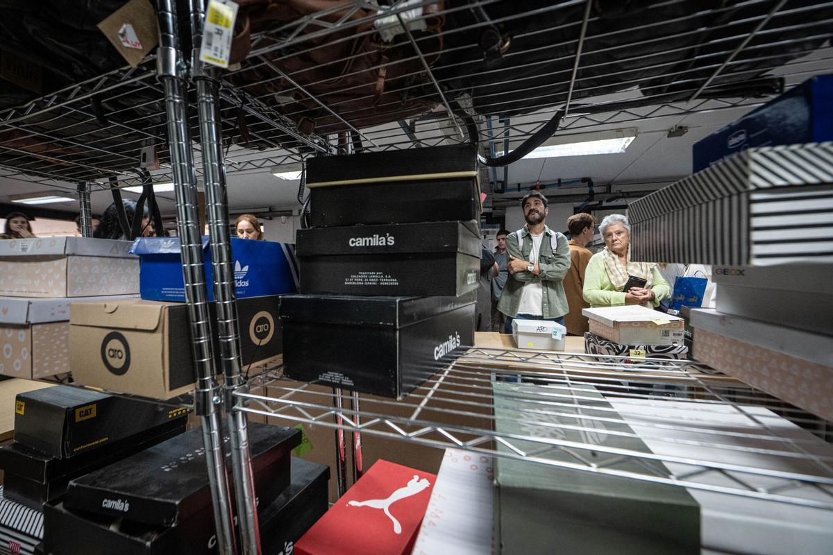 Ambiente en el outlet efímero de la cadena de zapaterías Casas, que ofrece descuentos en marcas como Converse, Aro o Camper, en Barcelona, el 22 de octubre de 2025.