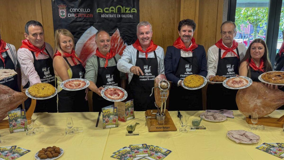 De izqda. a dcha.: Rubén Muíños, García-Luengo, Loli Castiñeira, David Regades, Luis Piña, José Albano Esteves, Francisco Fumega, Paula Bacelar y Víctor Burgos, ayer, en la presentación de la Feira do Xamón.