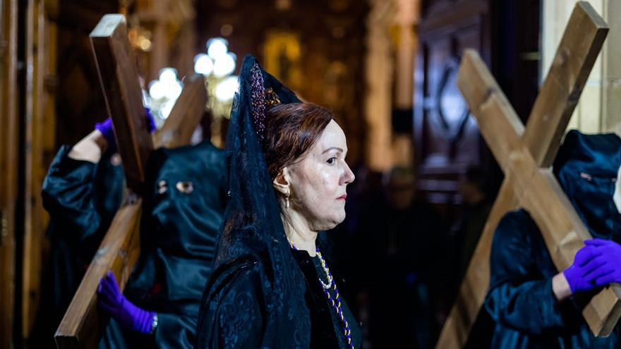 Silencio y fervor por el Nazareno en Benidorm