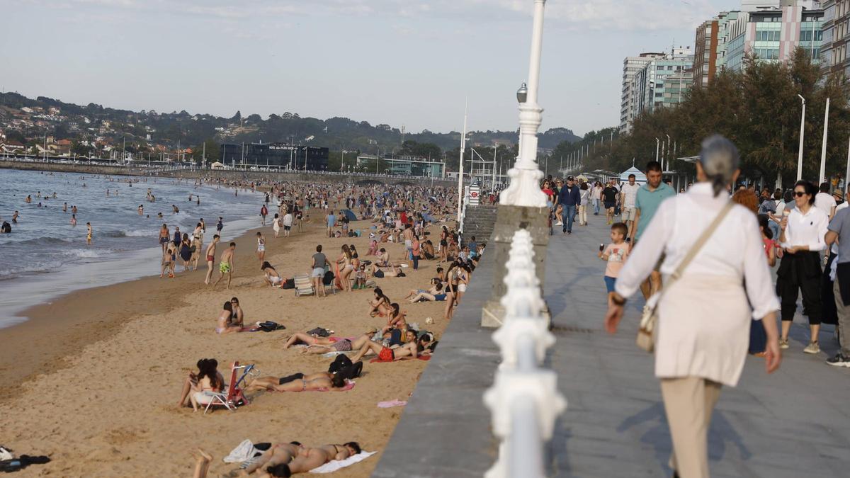 Gijón sofoca en la playa la ola de calor que achicharró a Asturias hace un año