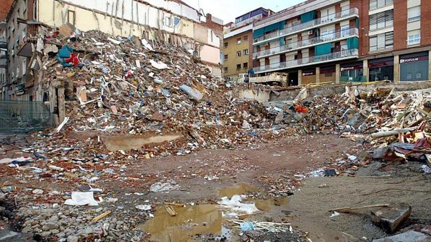 Estado actual del solar de la calle Sigüenza del barrio de El Carmel de Barcelona, donde, debido a las obras de la linea 5 del metro, se hundió un garaje y se derribó un edificio, lo que produjo un socavón que ha sido rellenado con hormigón.