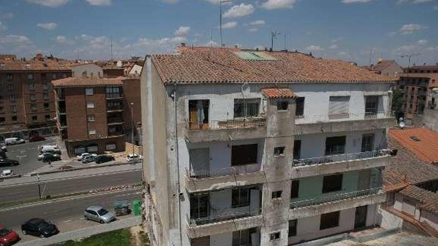 Edificio de avenida de la Feria número 11.