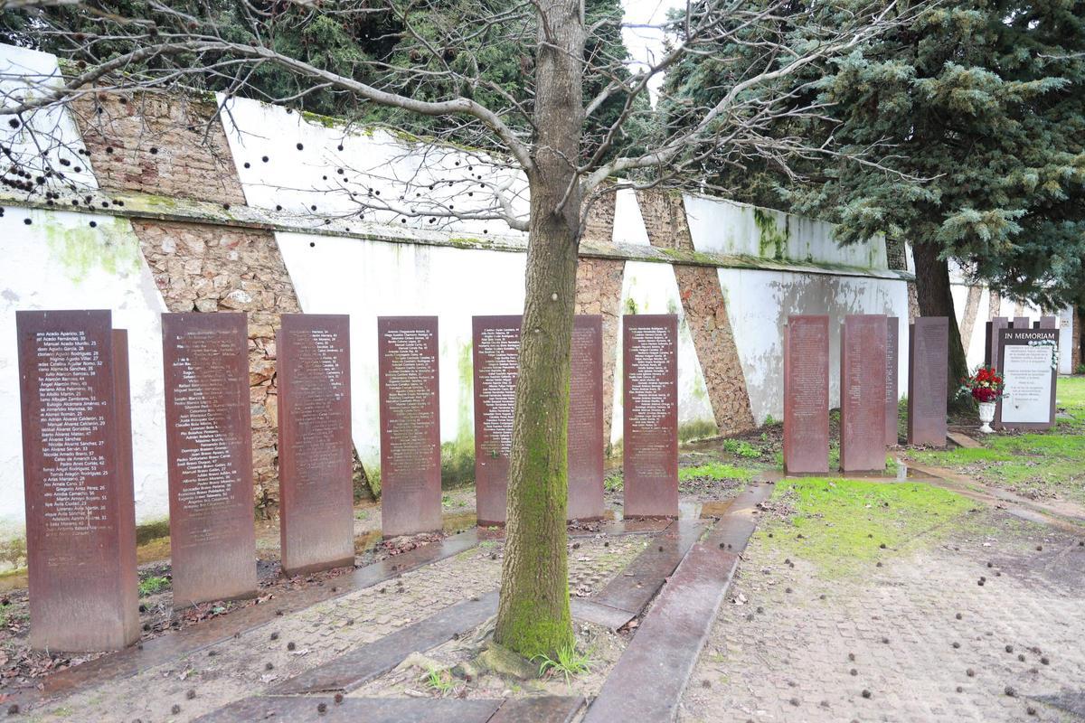 Galería | Zona en la que está el memorial a las víctimas en el cementerio de Cáceres