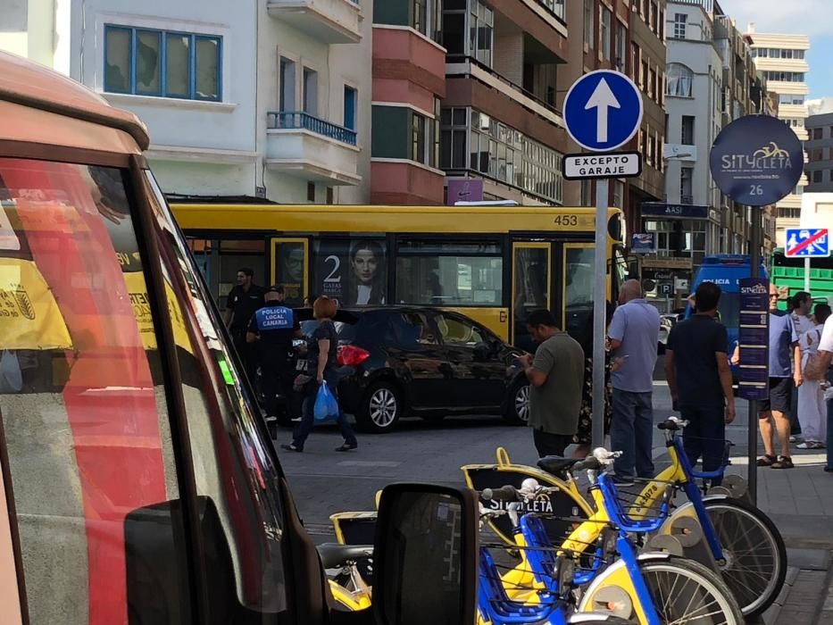 Colisión entre coche y guagua en el Mercado Central