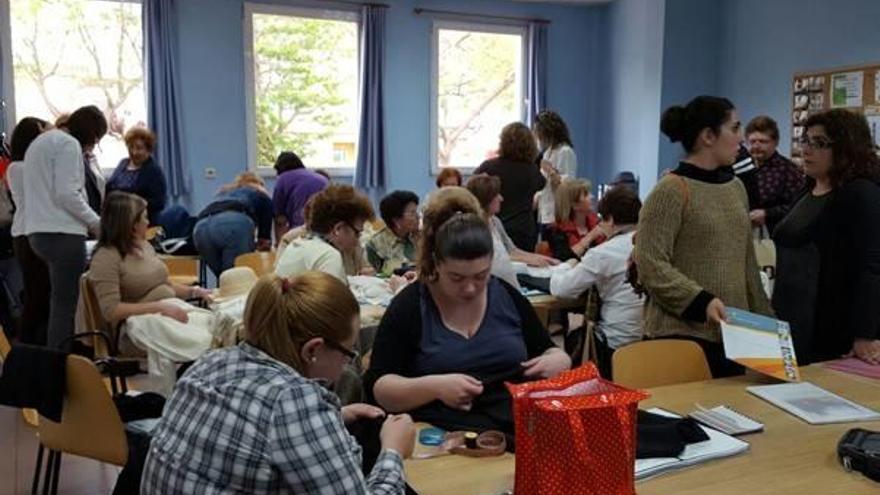 Uno de los talleres para preparar la indumentaria de la feria.