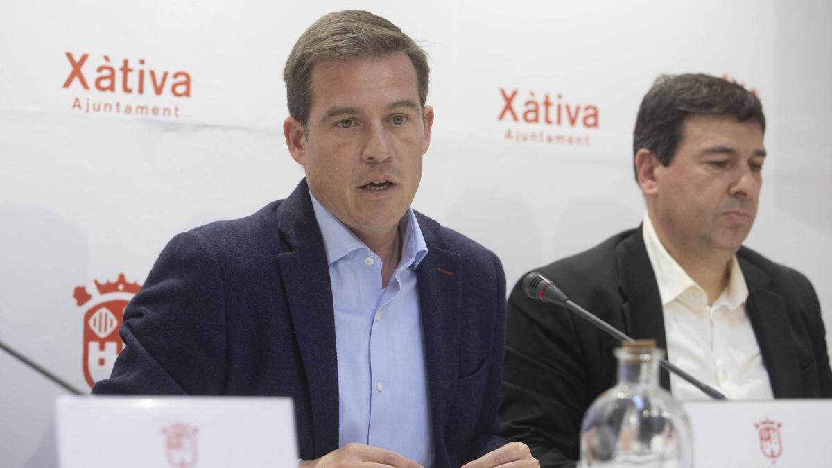 El alcalde de Xàtiva, Roger Cerdà, y el edil de Aguas, Nacho Reig.