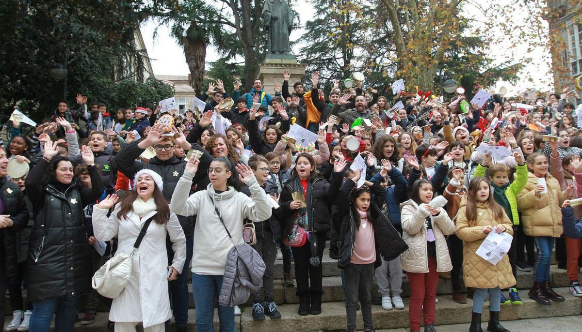 Cientos de niños sembraron la ciudad de estrellas para anunciar la Navidad