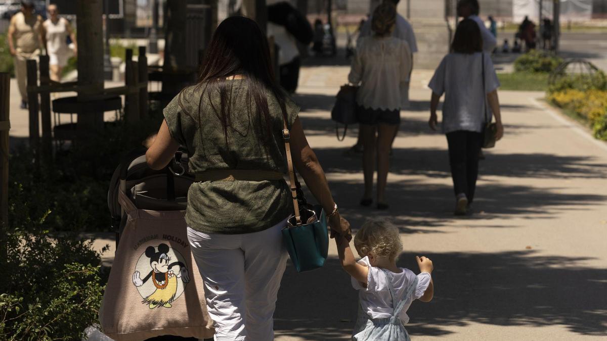 Una familia, en el madrileño parque del Retiro.