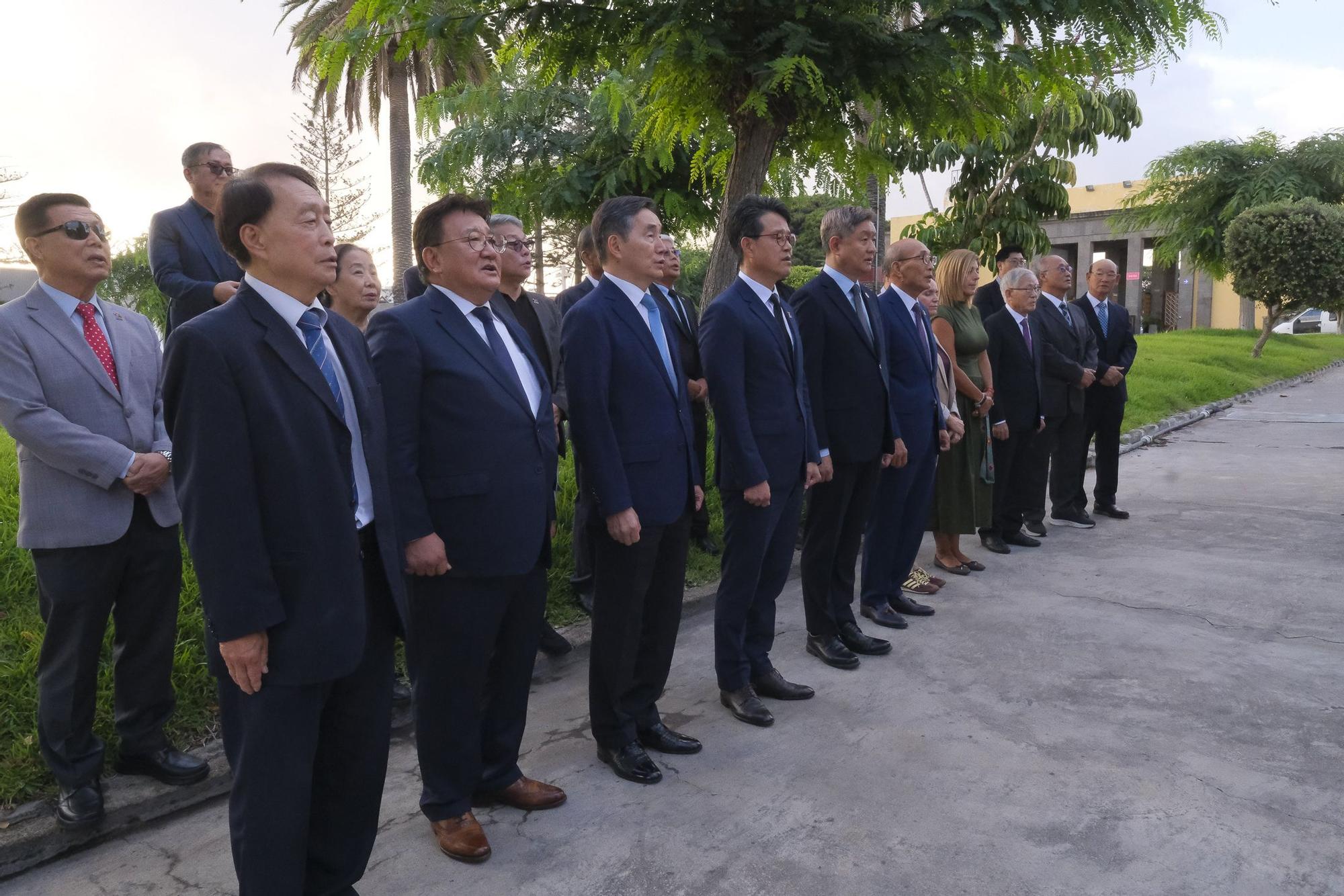 Ofrenda floral a los marinos coreanos fallecidos en Gran Canaria